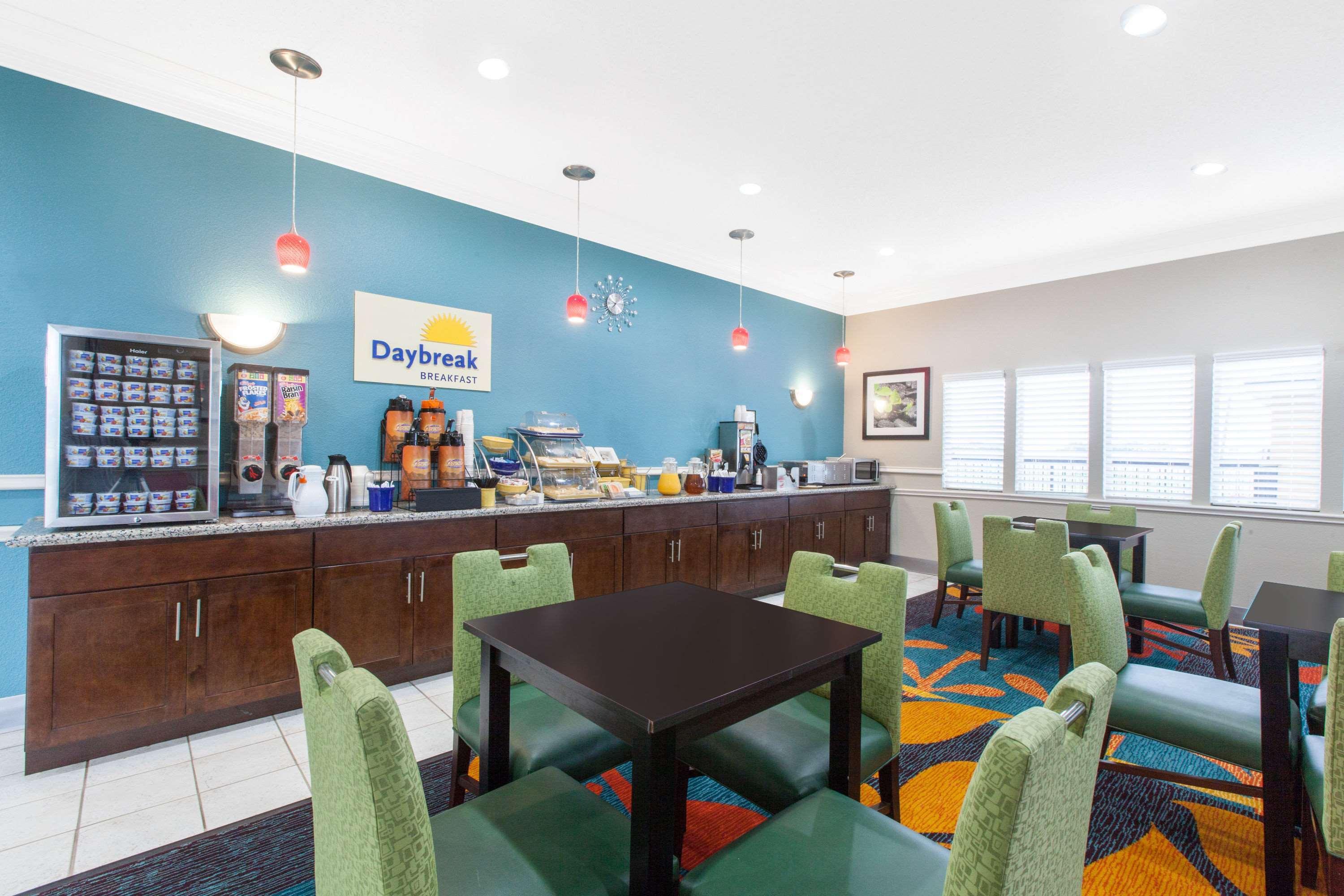 Days Inn By Wyndham Енніс Екстер'єр фото